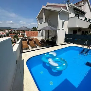 Apartment Milena-with A Pool Trogir